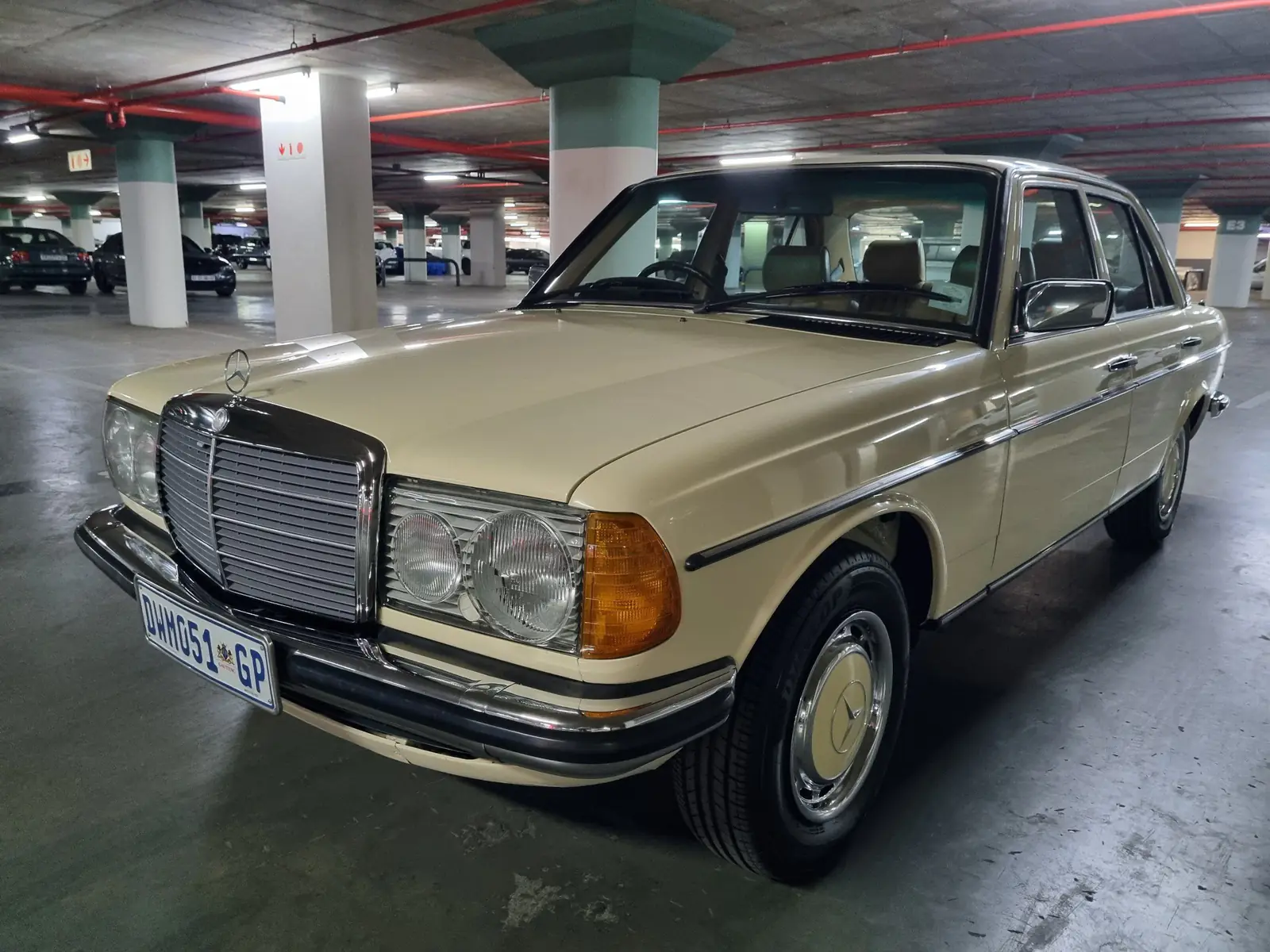 1985 Mercedes-Benz W123 200E (photo 1)