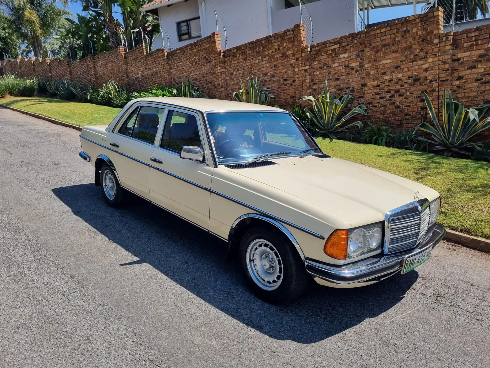 1984 Mercedes-Benz W123 230E (photo 1)