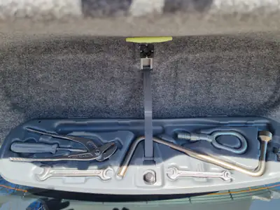 2005 BMW E46 320D — Toolkit Bootlid (photo 16)